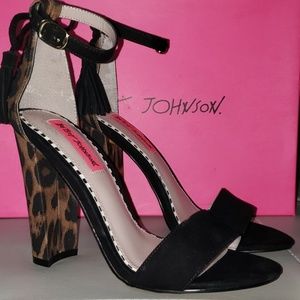 Womens Betsy Johnson Boho Animal Tassel Block Heel